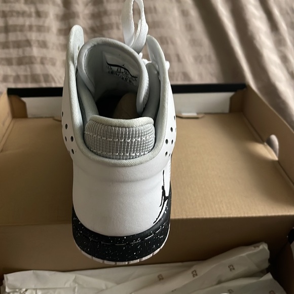 AirJordans size 7.5 in men or 9 in women very good condition - Picture 3 of 6